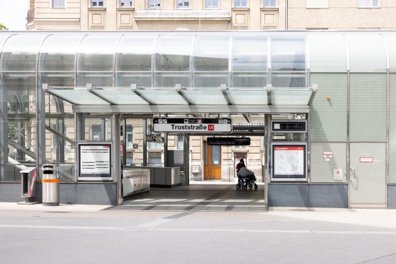 Yeshello Central Station Виена Екстериор снимка